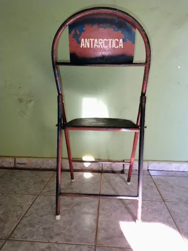 Cadeira de bar antiga, para restauração ou uso, muito boa