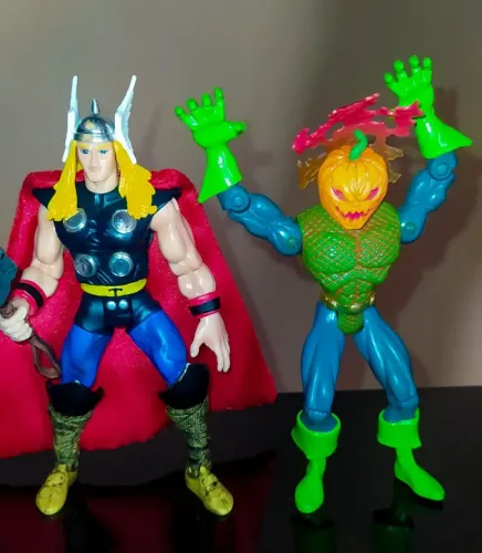 Bonecos toy biz Thor e halloween