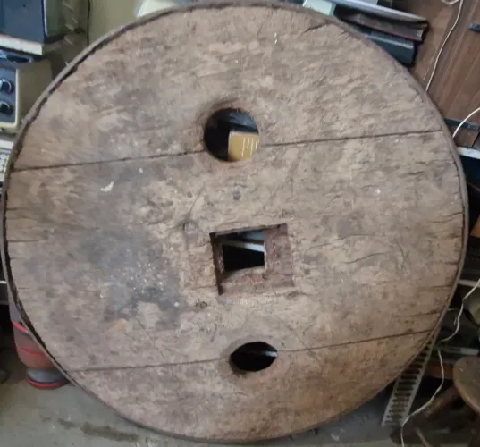 Roda de carro de boi antiga 