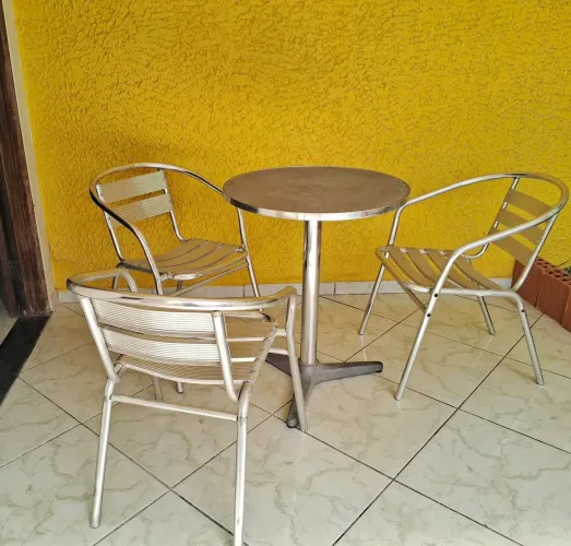 Dois conjuntos de mesa, cada um com três cadeiras, usado e conservado. Valor : 500 cada