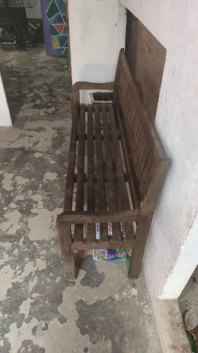 Banco e uma mesa de pau d'Arco