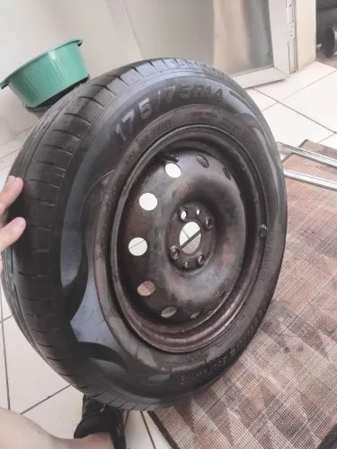 Pneu aro 14 175/75 R 14 estepe bom deixo montado nao vaza nao tem empeno