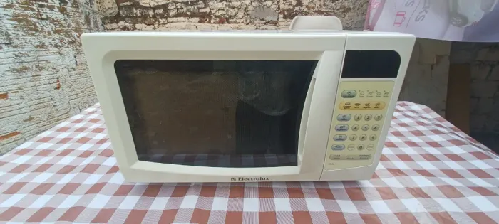 Microondas Electrolux 18 litros funcionando