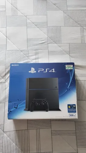 Vendo PS4 com 2 controles e 3 jogos