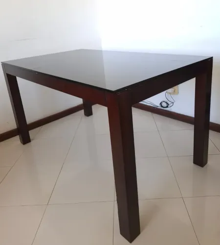 Mesa de madeira com tampo de vidro da Lar Shopping