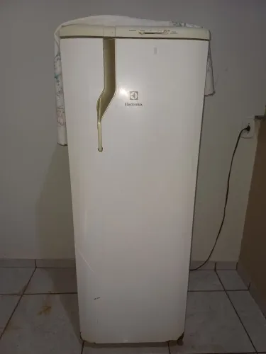 Vendo geladeira barata pra vender rápido