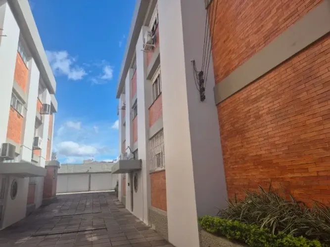 Apartamento localizado no Centro de Pelotas, possui 150 metros quadrados de área privativa