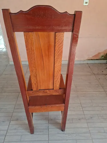 Vende-se 8 cadeiras de madeira, 150 reais cada uma. Contato *