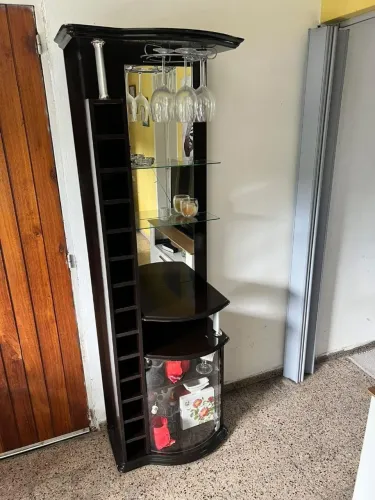 Armário bar e Adega para 14 garrafas, taças e espelho