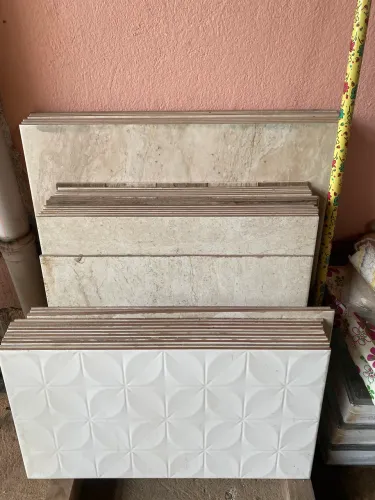 VENDO PISOS EM ÓTIMO ESTADO.