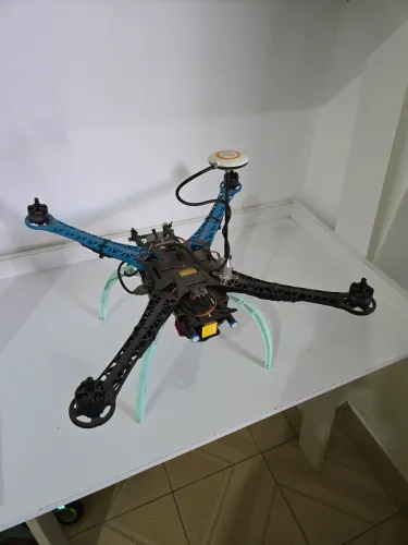 Drone S500 com motores e controladora DJI Naza V2 