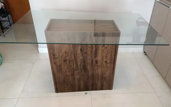 Mesa de vidro retangular para 6 cadeiras.