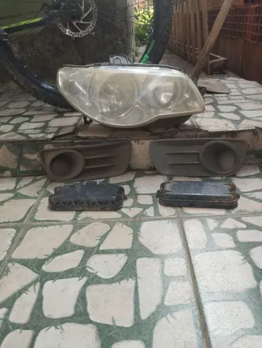 Farol do Palio 2014 lado do passageiro e duas molduras valor 80 reais