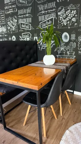 Mesa industrial e cadeiras
