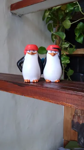 coleção McDonald's Happy Meal de 2014, baseada no filme Penguins of Madagascar.