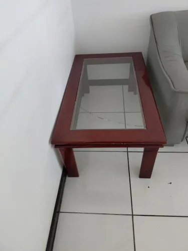 Mesa de centro com tampo de vidro