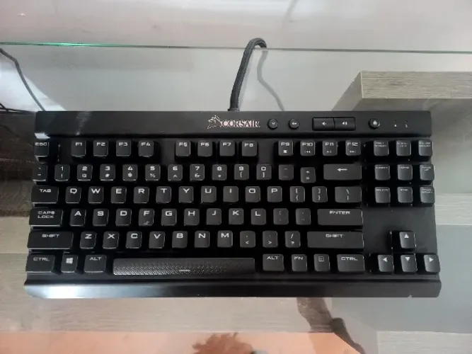 Teclado Mecânico Corsair K65 LUX RGB - Cherry MX Red (Para Conserto/Peças)