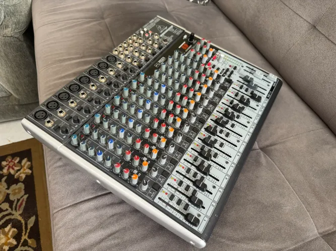 MESA DE SOM BEHRINGER XENYX X2222 USB