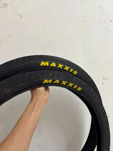 Par maxxis semi novo