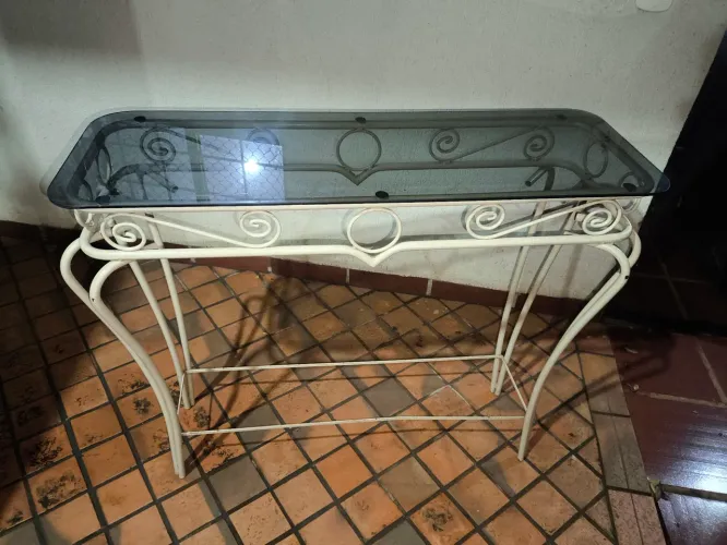 Aparador de ferro branco com tampo de vidro fumê