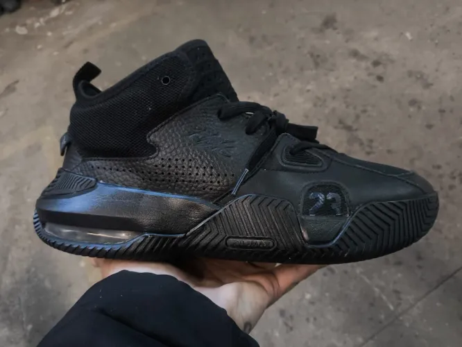 Jordan Stay Loyal Triple Black n.40 (Estado:9.5/10).