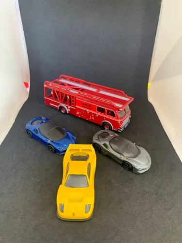 Hot Wheels team transports e 3 ferraris 