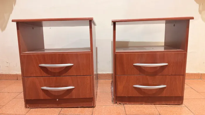 Par de mesa de cabeceira com duas gavetas cada