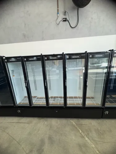 AUTO SERVICO VANGUARD RESFRIADOS 5 PORTAS PRETA - BRANCO INTERNO Nova com garantia 