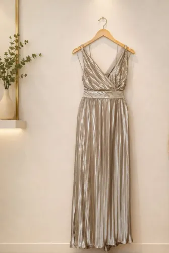 Vestido feminino de festa longo tecido acetinado dourado todo plissado 