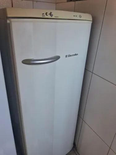 Vendo geladeira electrolux Re28, super