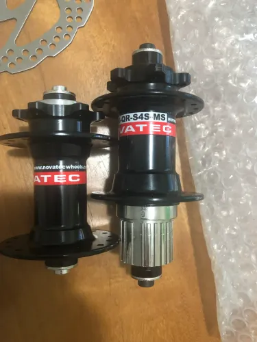 Cubo Novatec Traseiro MS 10x135mm 32Furos