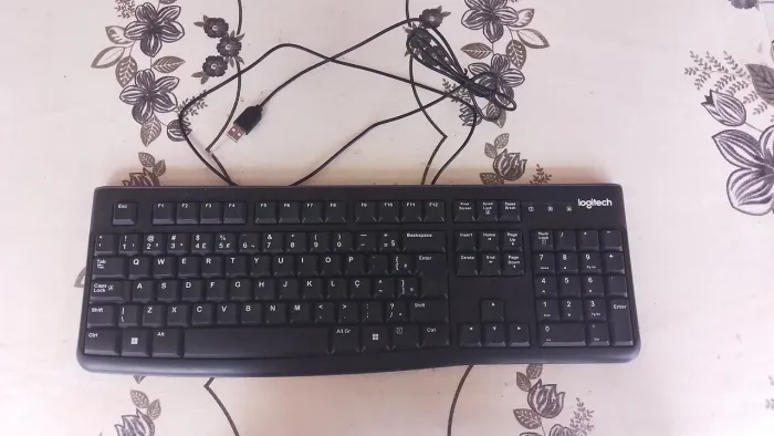 Teclado USB Logitech semi-novo.