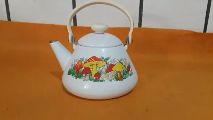 Chaleira bule esmaltada nova.