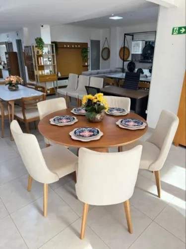 Mesa de Jantar Brenda + 5 Cadeiras Cláudia 100_ Madeira 130x130cm- Capri