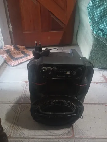 Vendo caixa de som mondial, só funciona na tomada, preço a negociar 