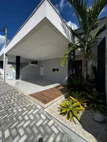 Vendo casa de 2/4 sendo uma suíte e closet no papagaio 