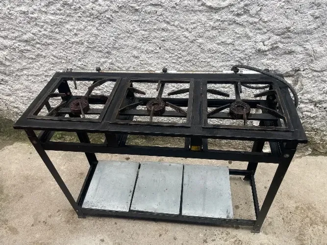 Fogão endrustrial seminovo! Três bocas com todas as peças pra vender rápido.