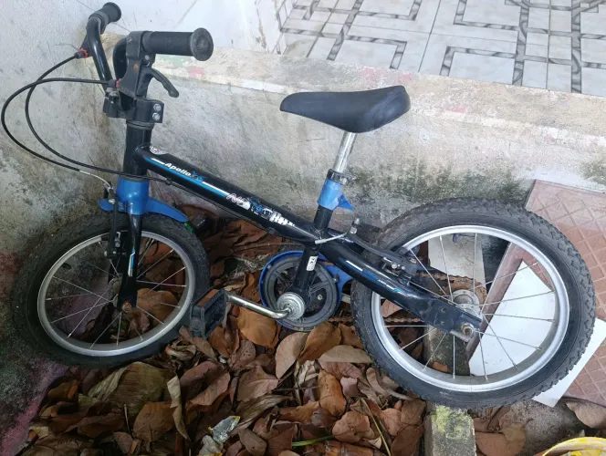 VENDE-SE UMA BICICLETA INFANTIL
