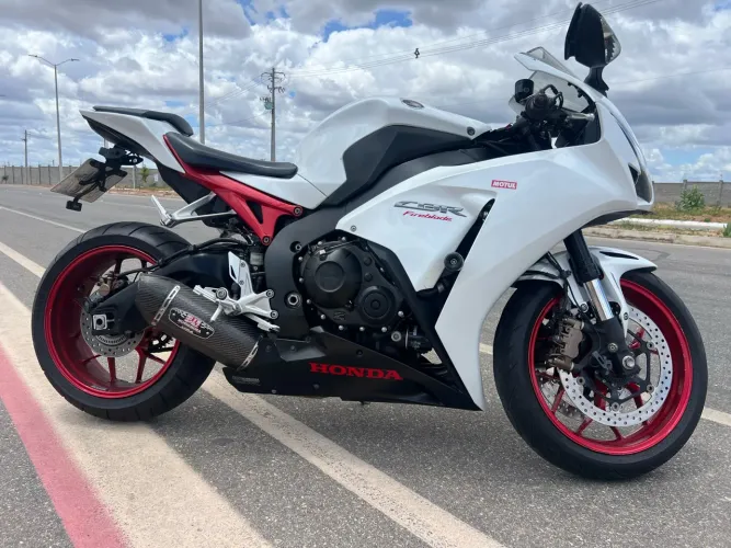 Linda CBR 1000 Fireblade 2014 muito nova.