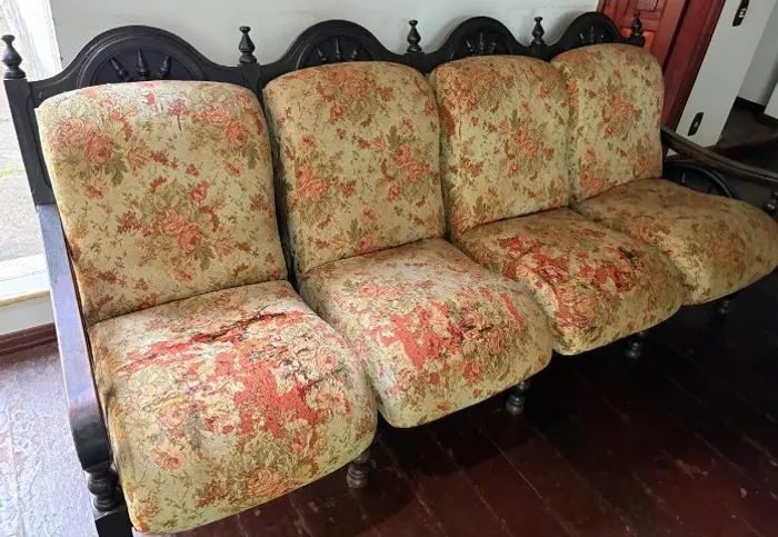 Sofá estilo colonial, de madeira maciça, com 4 lugares e 2 poltronas.