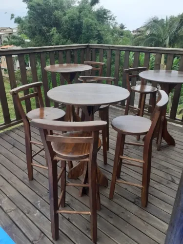 Mesa Bistrô redonda alta, com 3 banquetas.