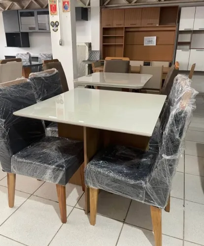 Mesa de jantar 4 lugares cadeiras de madeiras