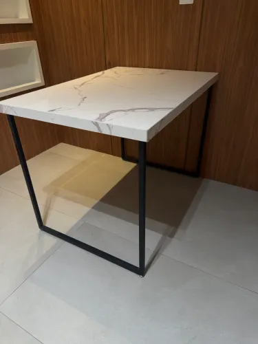 Mesa com Tampo de Pedra Calacata