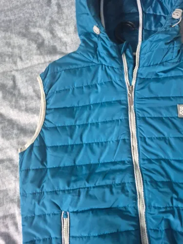 Colete puffer com capuz da marca Rock & Soda Original, tamanho M.