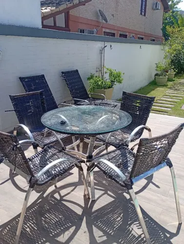 Mesa , Cadeiras , Espreguiçadeira e Mesinha precisando de reforma