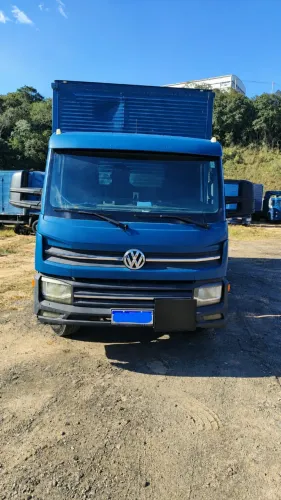 Caminhão 3/4 - VW 11.180 DRC 4x2 - 2019 - Baú c/ Plataforma Hidráulica