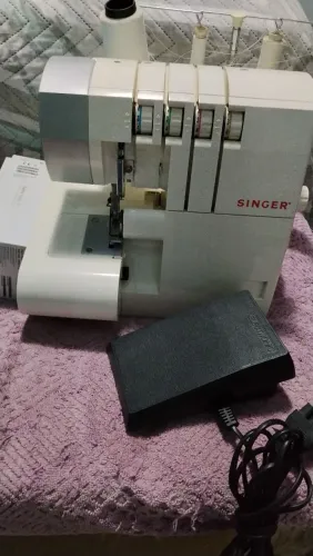 Overloque Singer modelo Ultralock 14SH754 pouco uso, bem conservada.