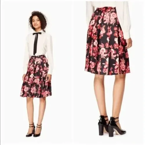 Linda saia plissada de seda com estampa floral da Kate Spade