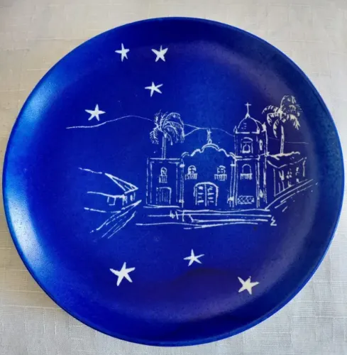 Prato em porcelana branca Steatita, pintado à mão e assinado pela artista, marcado na base