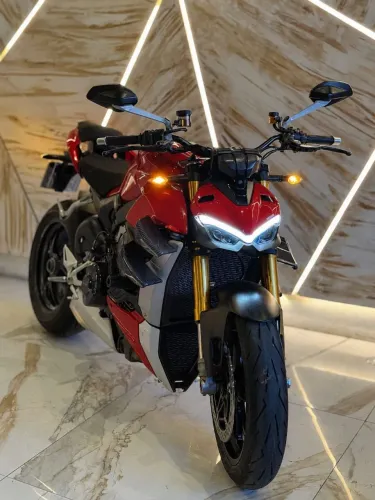 DUCATI STREETFIGHTER V4